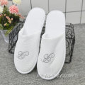 Personalisiertes benutzerdefiniertes Logo Hotel Gast Slipper Koralle Fleece